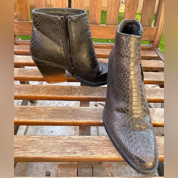 New Buckle Very G Animal Print Snakeskin Scale Ombre Stacked Heel Ankle Boots 6 - Picture 16 of 16